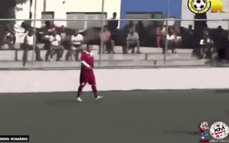 Xem huyền thoại 56 tuổi Romario gây sốt với 'bàn thắng khó tin'