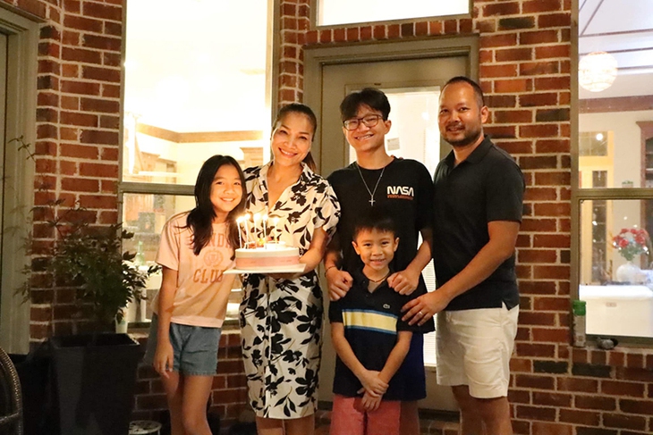 Ảnh vui sao Việt 11-8: Lê Dương Bảo Lâm hú hồn khi Cris Phan hôn - Ảnh 7.