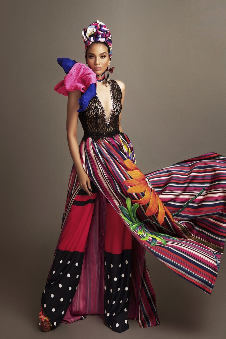 Phạm Hương, Minh Tú, Trương Thị May đọ dáng trong áo dài cách tân - Ảnh 14.