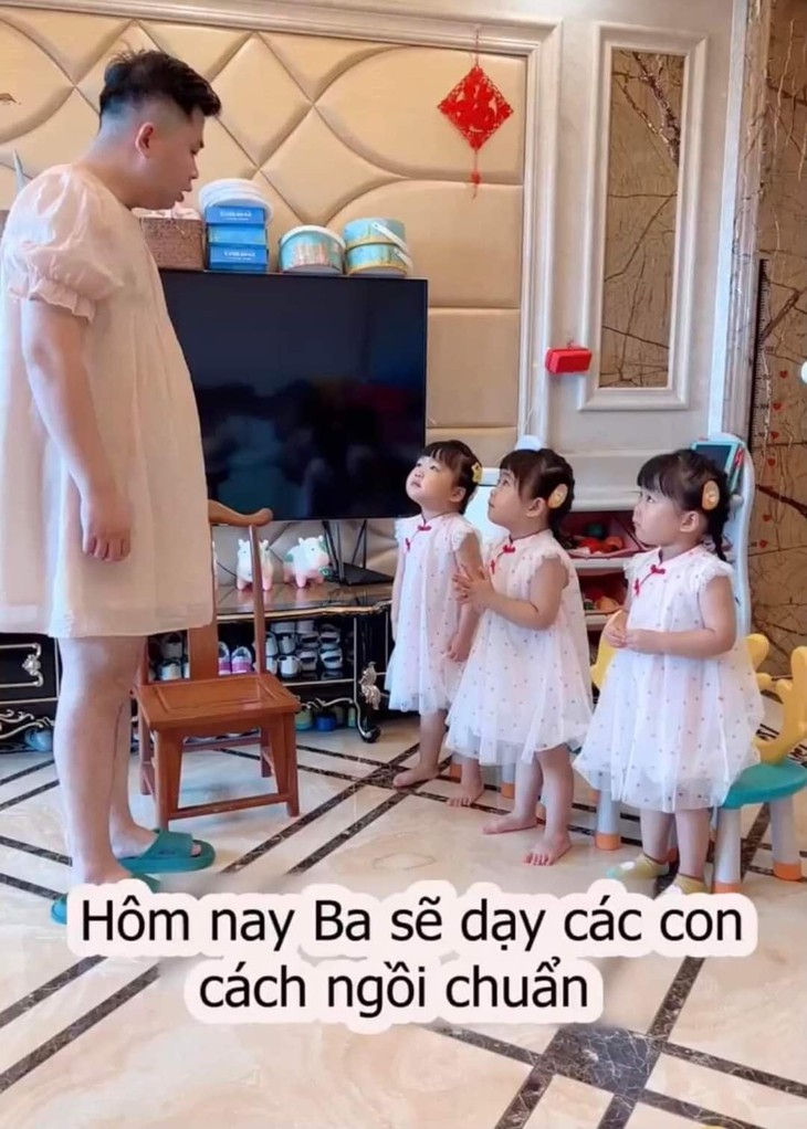 Bố dạy 3 con gái cách ngồi chuẩn dáng công chúa - Ảnh 1.