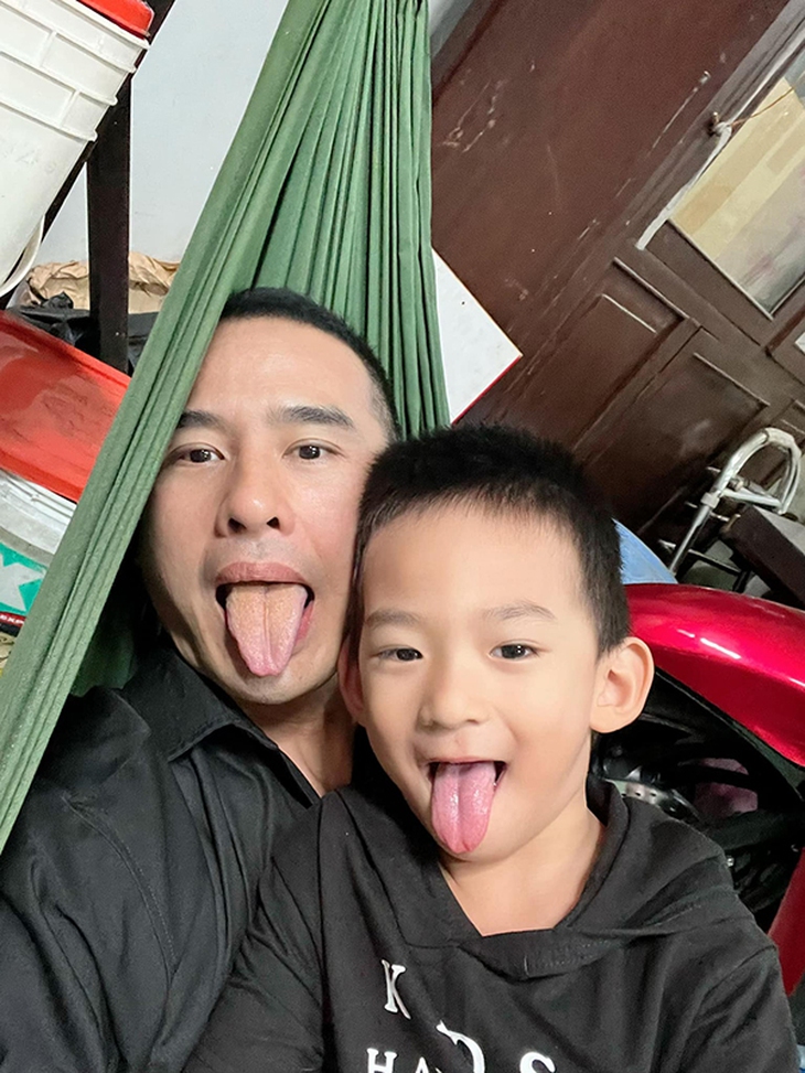 Ảnh vui sao Việt 13-8: Minh Dự ‘chờ mỏi cổ không ai hôn’ - Ảnh 2.