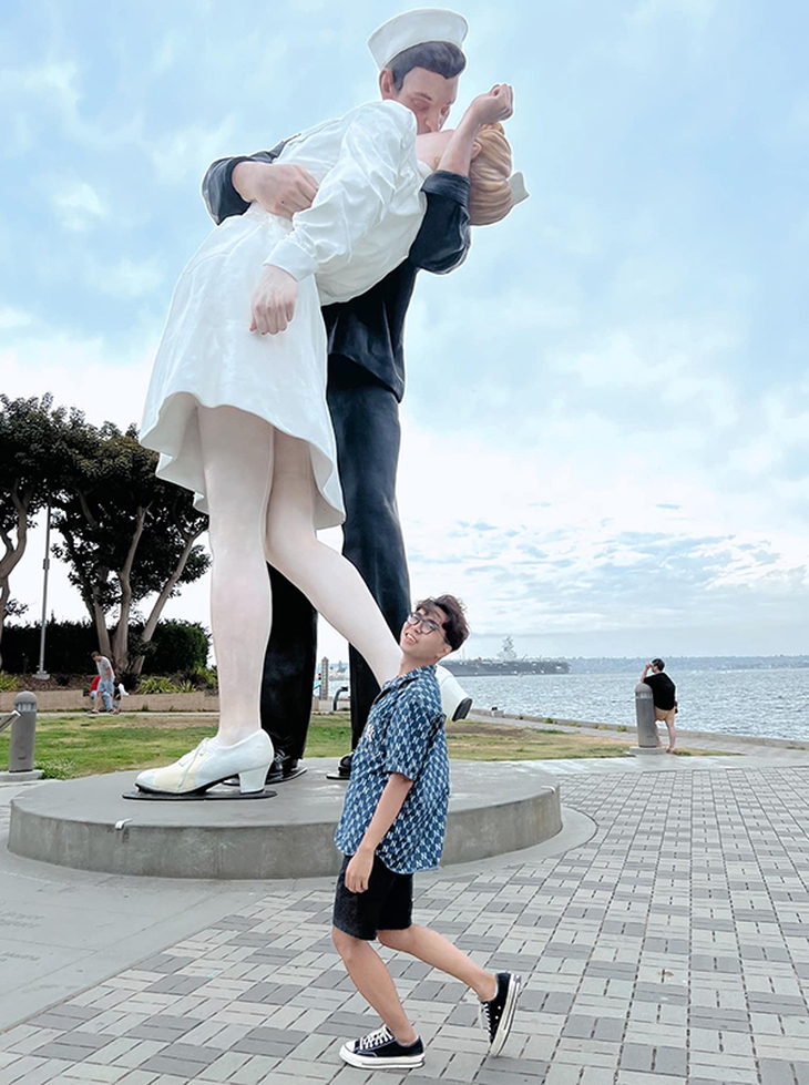 Ảnh vui sao Việt 13-8: Minh Dự ‘chờ mỏi cổ không ai hôn’ - Ảnh 1.