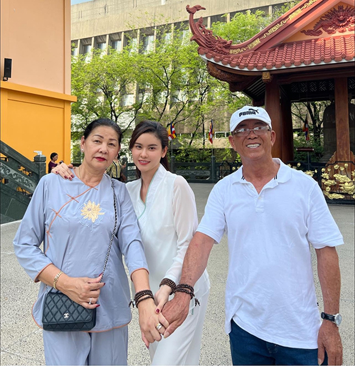 Ảnh vui sao Việt 13-8: Minh Dự ‘chờ mỏi cổ không ai hôn’ - Ảnh 9.