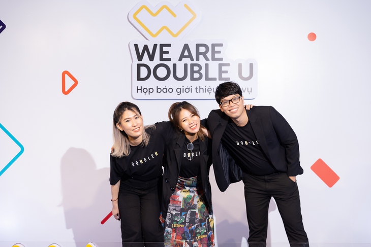 Chi Pu kín đáo, Hoàng Oanh khoe dáng với áo xuyên thấu phần eo - Ảnh 3.