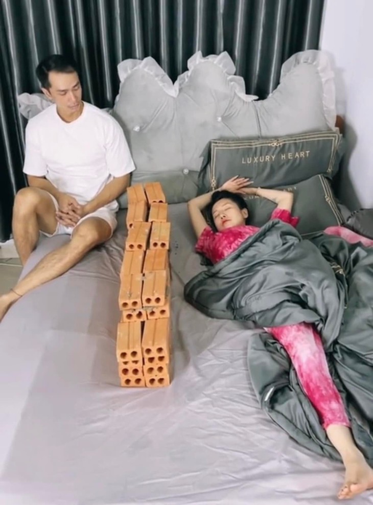 Ảnh vui 17-8: Vợ giận chồng xếp gạch xây tường ngăn đôi chiếc giường - Ảnh 1.