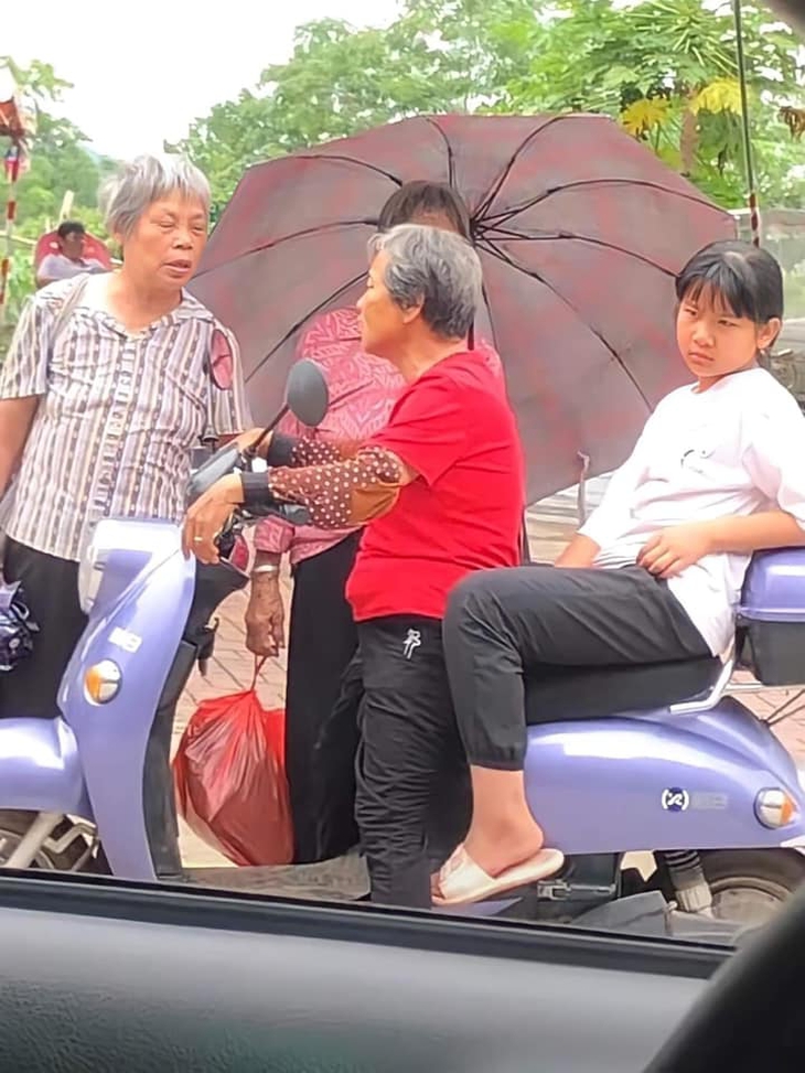 Ảnh vui 17-8: Vợ giận chồng xếp gạch xây tường ngăn đôi chiếc giường - Ảnh 4.