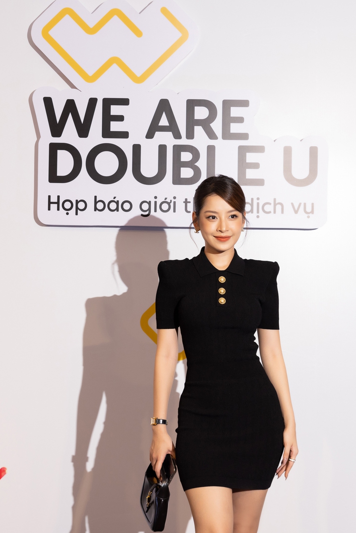 Chi Pu kín đáo, Hoàng Oanh khoe dáng với áo xuyên thấu phần eo - Ảnh 1.