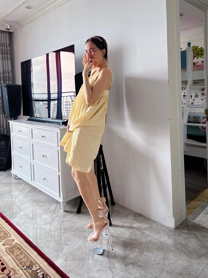 Hoàng Thùy tặng sinh nhật giày tăng chiều cao khiến Hòa Minzy phát cuồng - Ảnh 3.