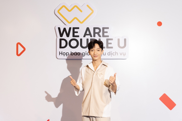 Chi Pu kín đáo, Hoàng Oanh khoe dáng với áo xuyên thấu phần eo - Ảnh 5.