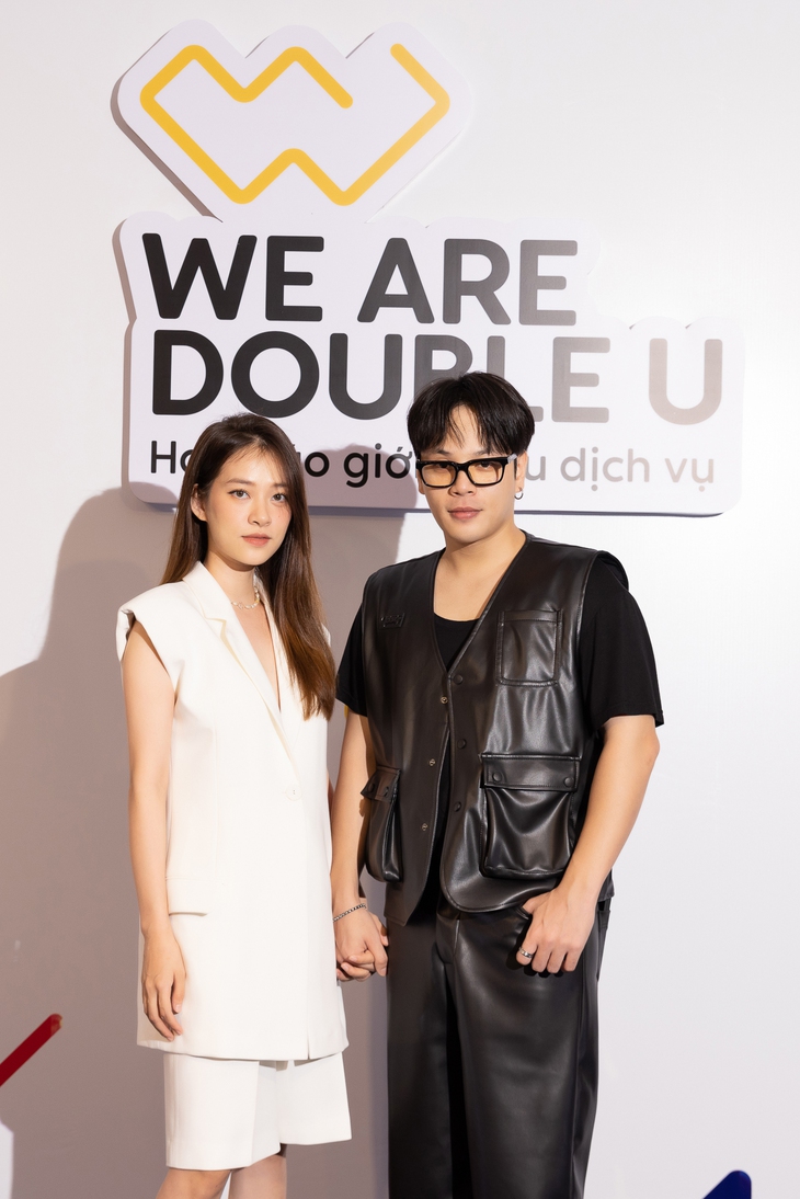 Chi Pu kín đáo, Hoàng Oanh khoe dáng với áo xuyên thấu phần eo - Ảnh 7.