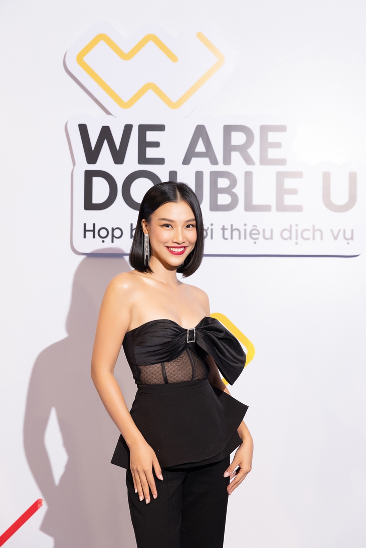 Chi Pu kín đáo, Hoàng Oanh khoe dáng với áo xuyên thấu phần eo - Ảnh 2.