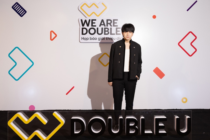 Chi Pu kín đáo, Hoàng Oanh khoe dáng với áo xuyên thấu phần eo - Ảnh 8.