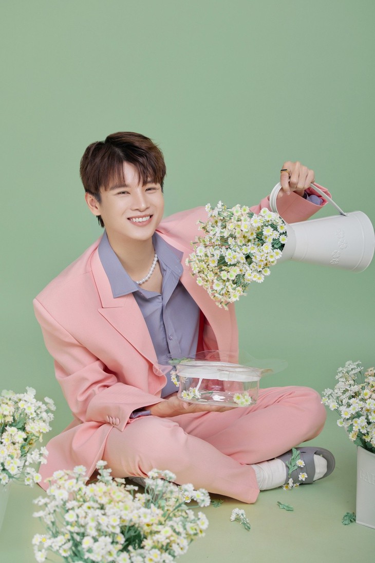 Có ai lầy như Thái Ngân, lấy dép lê làm đạo cụ chụp ảnh - Ảnh 1.