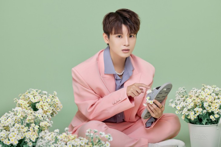 Có ai lầy như Thái Ngân, lấy dép lê làm đạo cụ chụp ảnh - Ảnh 2.