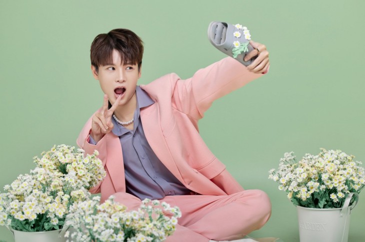 Có ai lầy như Thái Ngân, lấy dép lê làm đạo cụ chụp ảnh - Ảnh 3.