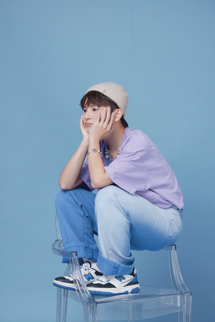 Có ai lầy như Thái Ngân, lấy dép lê làm đạo cụ chụp ảnh - Ảnh 4.