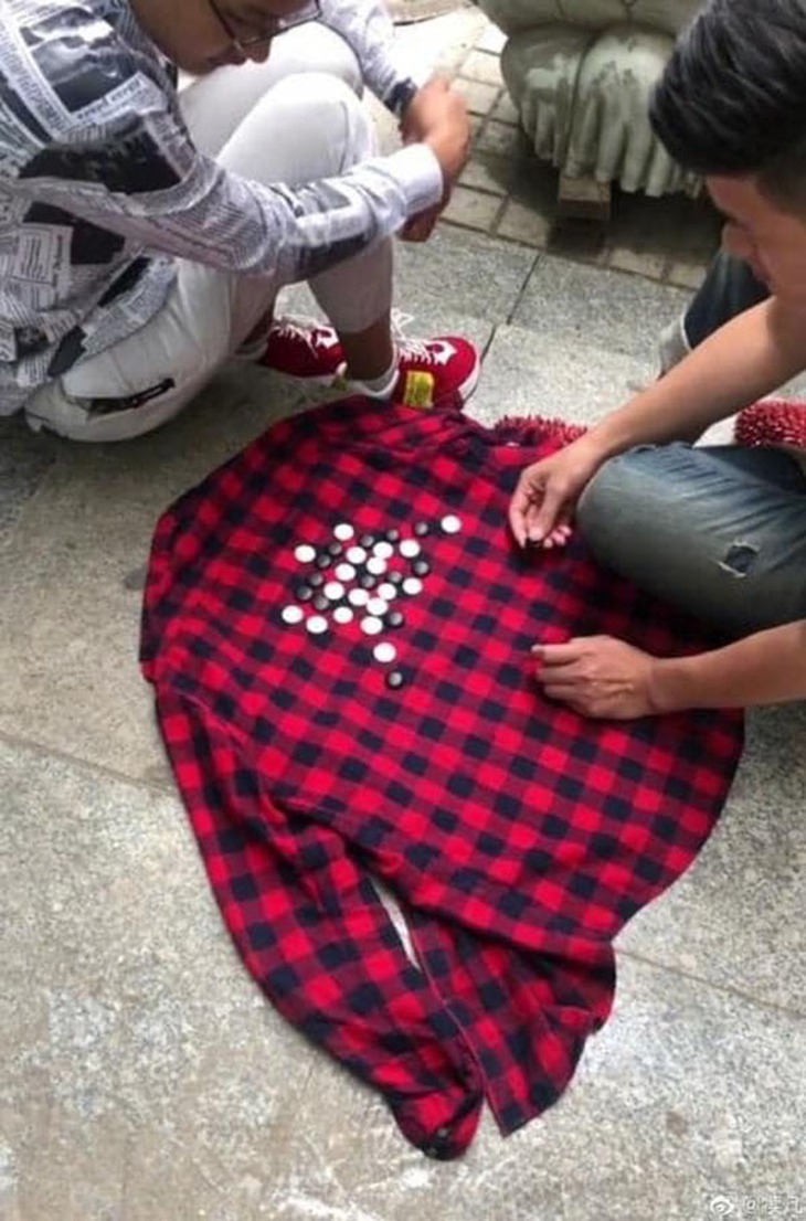 Ảnh vui 20-8: Bảo chủ tiệm làm cho cặp chân mày hài hòa có sự liên kết - Ảnh 2.