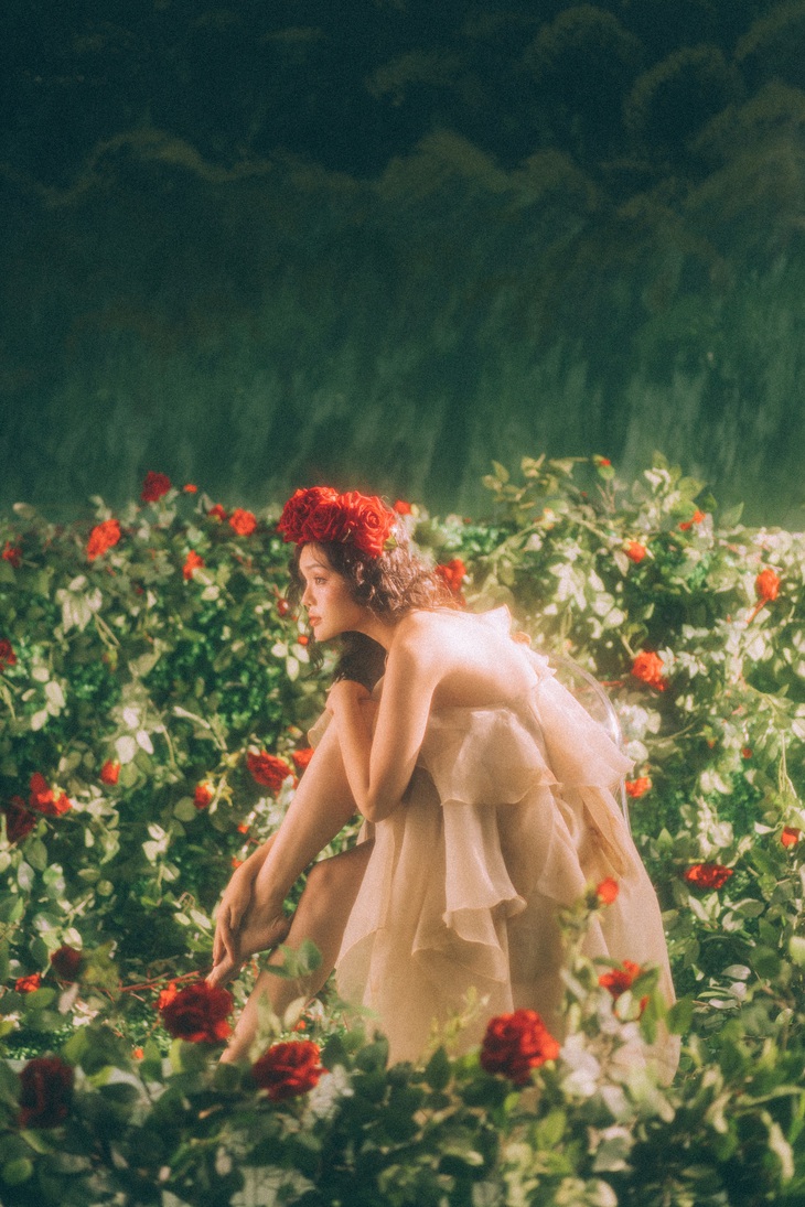 Yeye Nhật Hạ ‘nửa kín nửa hở’ khoe vẻ đẹp yêu kiều - Ảnh 4.