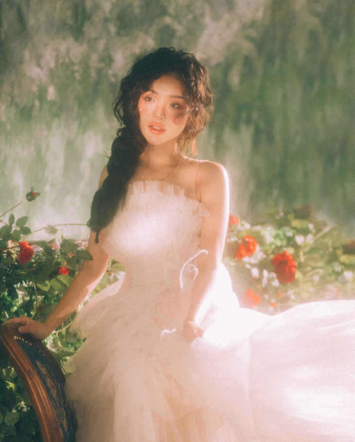 Yeye Nhật Hạ ‘nửa kín nửa hở’ khoe vẻ đẹp yêu kiều - Ảnh 3.