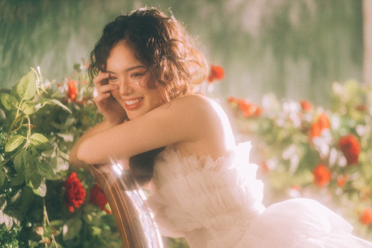 Yeye Nhật Hạ ‘nửa kín nửa hở’ khoe vẻ đẹp yêu kiều - Ảnh 5.