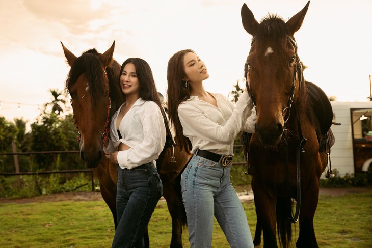 Thanh Thanh Huyền và Diệp Lâm Anh khoe dáng gợi cảm, đua ngựa ướt sũng dưới mưa - Ảnh 7.