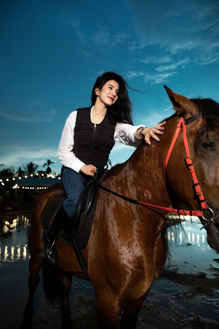 Thanh Thanh Huyền và Diệp Lâm Anh khoe dáng gợi cảm, đua ngựa ướt sũng dưới mưa - Ảnh 3.