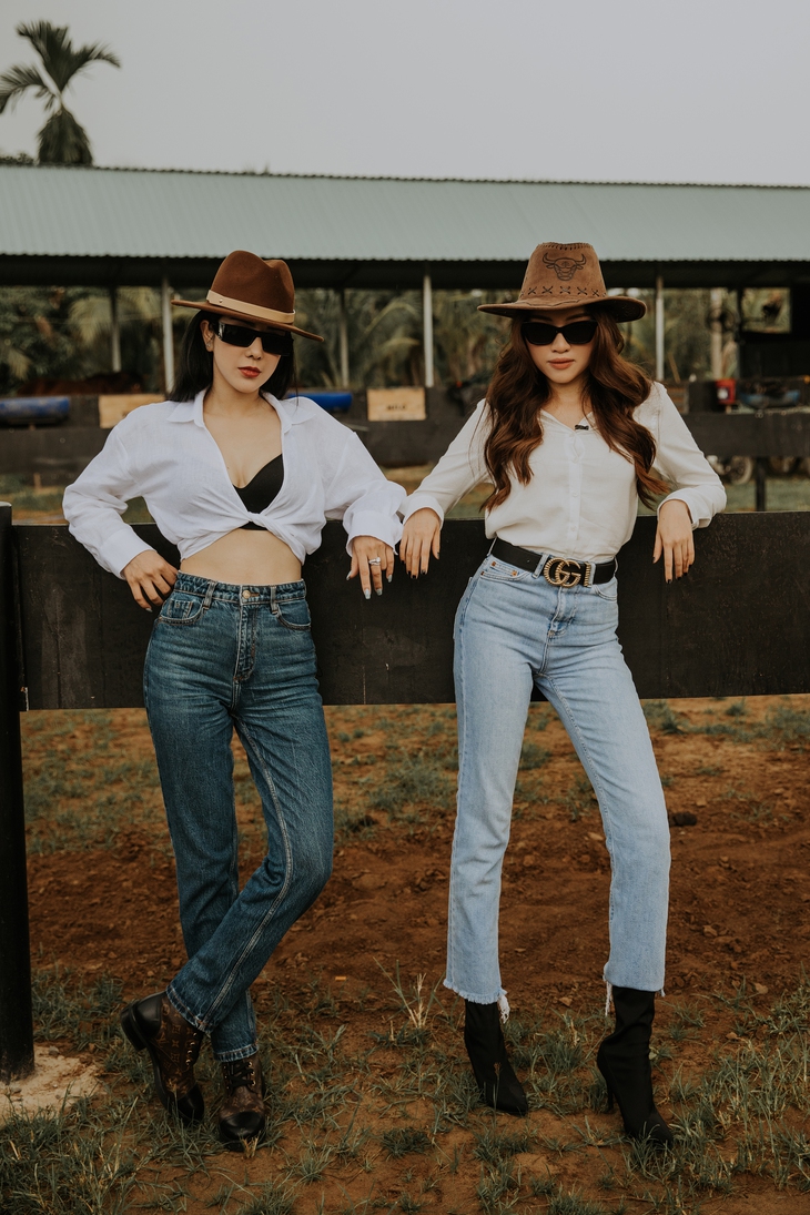 Thanh Thanh Huyền và Diệp Lâm Anh khoe dáng gợi cảm, đua ngựa ướt sũng dưới mưa - Ảnh 4.