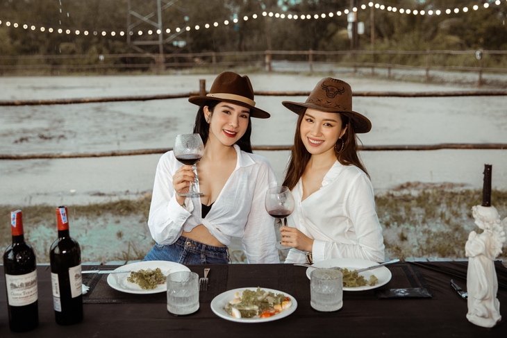 Thanh Thanh Huyền và Diệp Lâm Anh khoe dáng gợi cảm, đua ngựa ướt sũng dưới mưa - Ảnh 2.