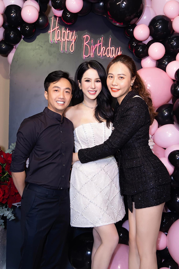 Ảnh vui sao Việt 24-8: Đông Nhi ‘té ngửa’ khi để chồng ở nhà trông con - Ảnh 3.