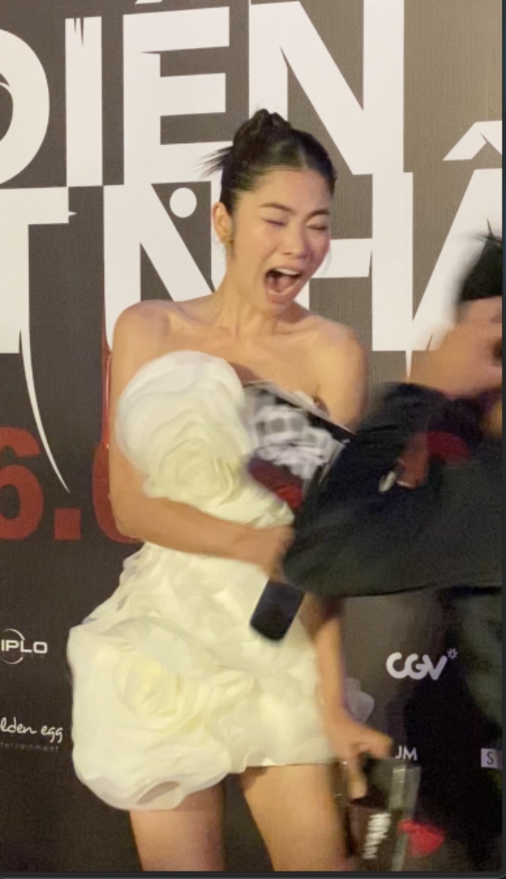 Nam Anh vồ ếch vì bị nhát ma trên thảm đỏ công chiếu phim Vô diện sát nhân - Ảnh 2.