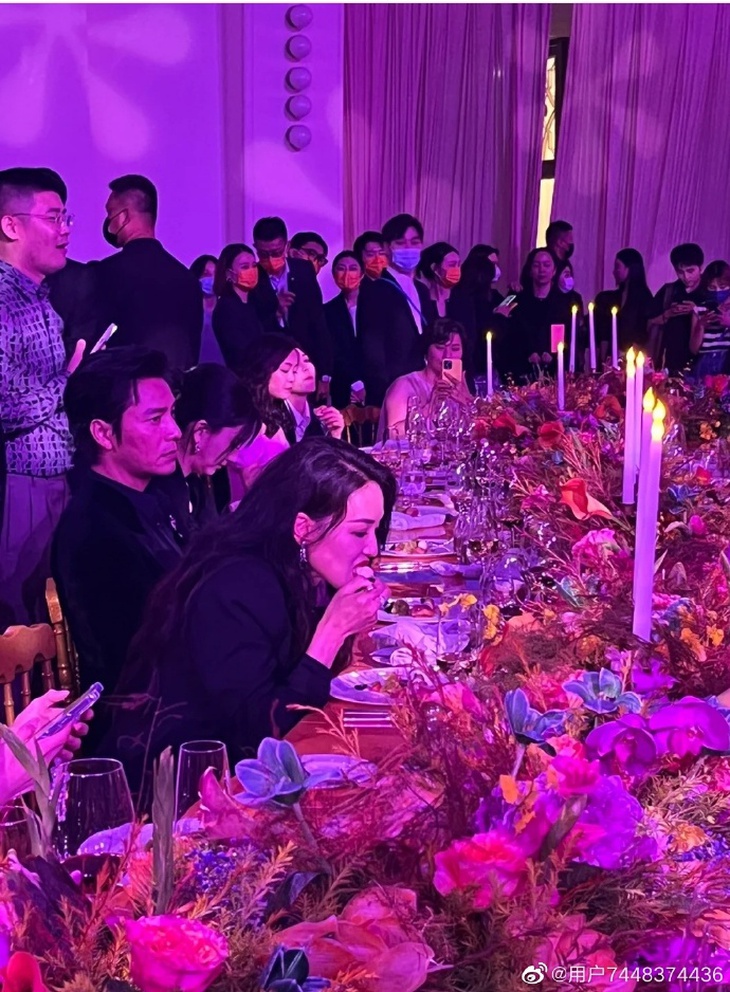 Quả hất chân túm váy thần tốc của Thư Kỳ trên thảm đỏ gây bão - Ảnh 3.