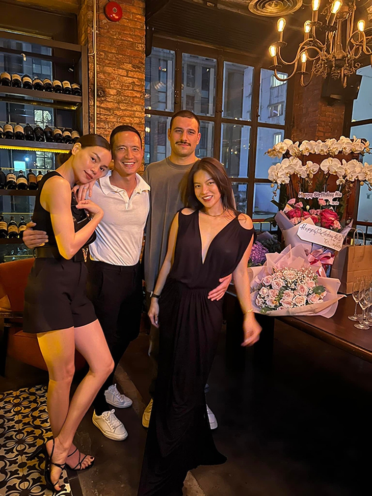 Ảnh vui sao Việt 25-8: Mẹ Hiền Thục nhí nhảnh trên phố - Ảnh 3.