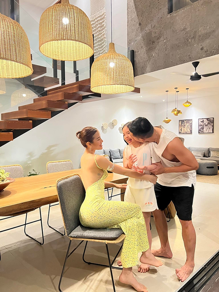 Ảnh vui sao Việt 25-8: Mẹ Hiền Thục nhí nhảnh trên phố - Ảnh 6.