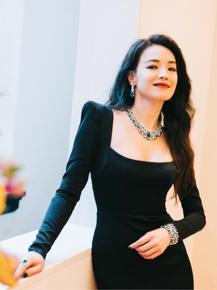 Quả hất chân túm váy thần tốc của Thư Kỳ trên thảm đỏ gây bão - Ảnh 1.