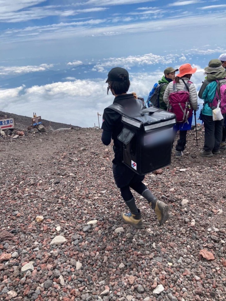 Shipper người Nhật vượt khó... giao hàng trên đỉnh Phú Sĩ - Ảnh 1.