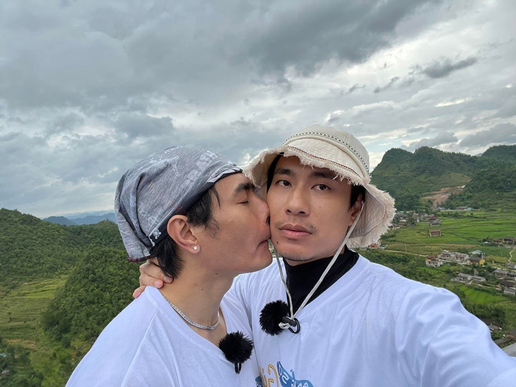 Ảnh vui sao Việt 28-8: Kiều Minh Tuấn thân mật Lê Dương Bảo Lâm - Ảnh 1.