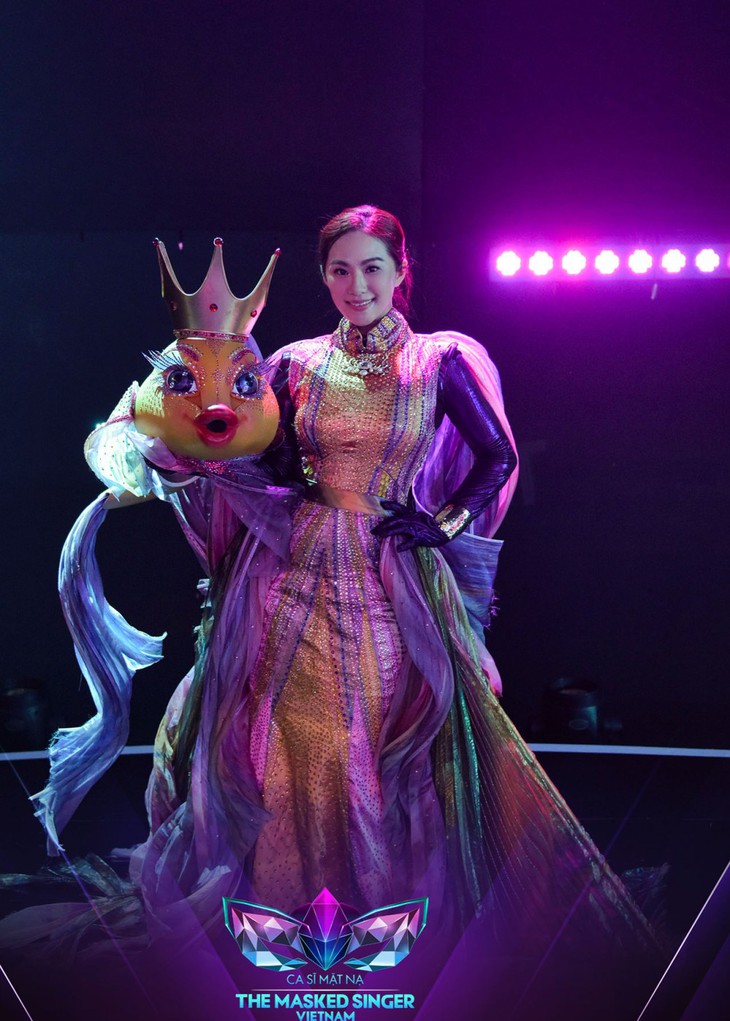 Ca sĩ mặt nạ: Thán phục với màn bẻ giọng đỉnh cao của Lương Bích Hữu - Ảnh 1.