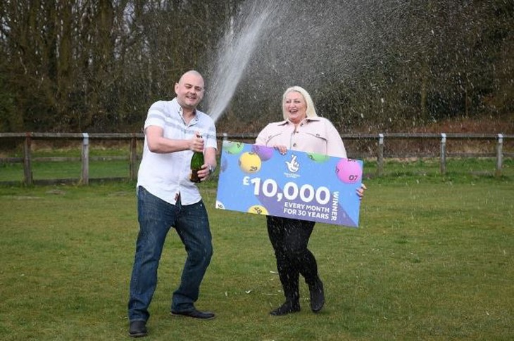 Bị vợ sắp cưới chia tay sau khi trúng số 98 tỉ đồng: Bất ngờ chưa ông già! - Ảnh 1.