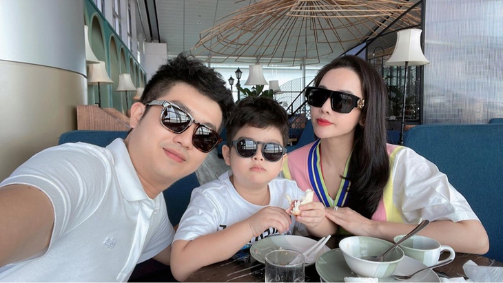 Con trai Nhật Kim Anh sung sướng vì lần đầu được xuất ngoại cùng bố mẹ - Ảnh 2.