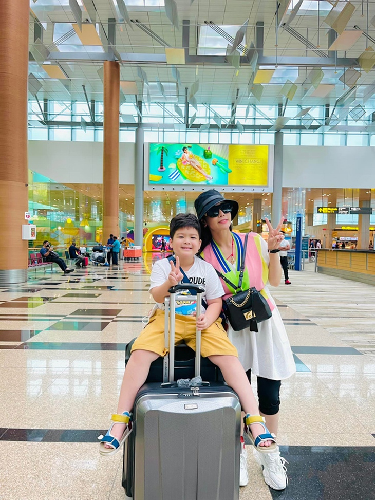 Nhật Kim Anh ‘quậy’ tưng bừng khi du lịch cùng chồng cũ và con trai - Ảnh 2.