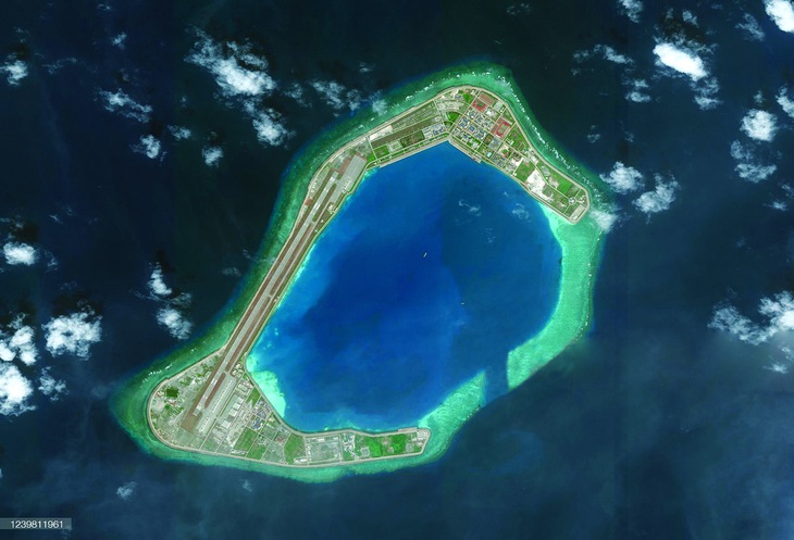 Biển Đông: Đằng sau bình phong cung ứng nhân đạo - Ảnh 1.