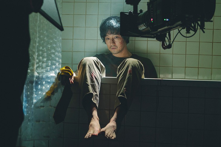 Ngỡ ngàng với ngoại hình xập xệ như ông chú của So Ji Sub - Ảnh 4.