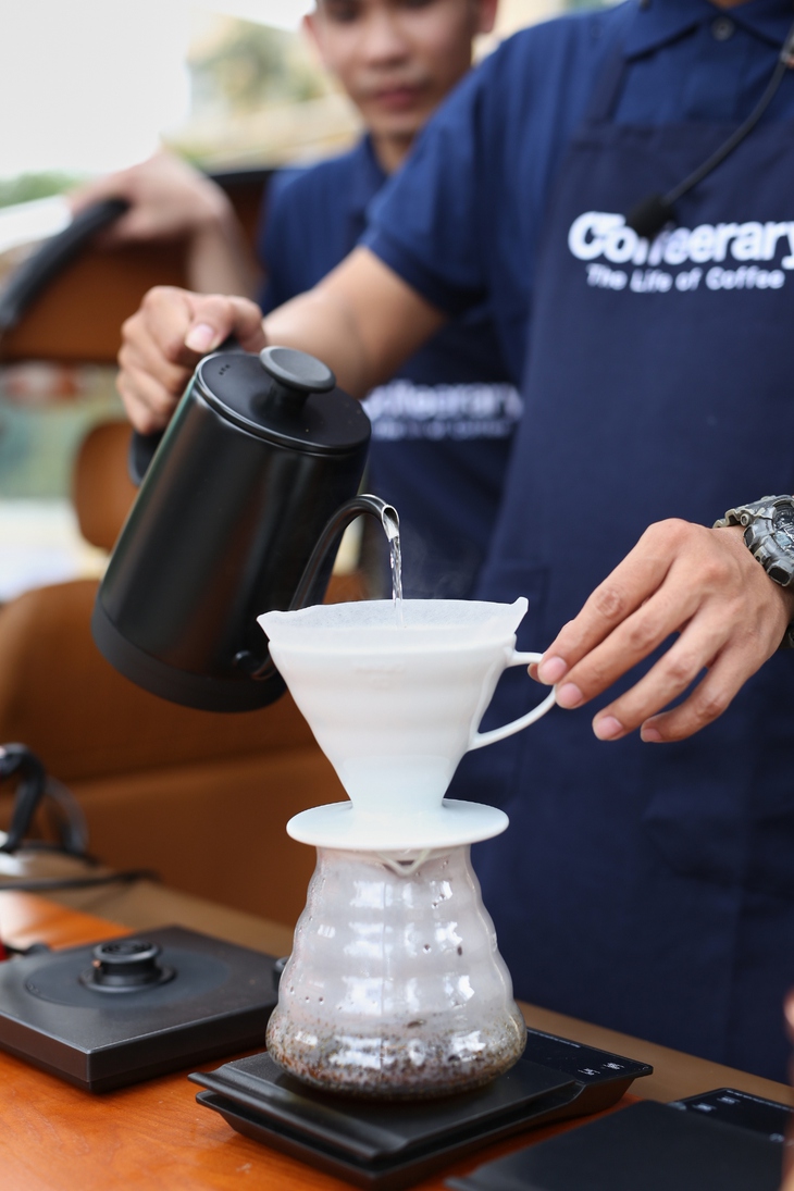 Sáng chủ nhật làm gì? Ra Bưu điện thành phố uống cà phê, nghe nhạc miễn phí thôi! - Ảnh 2.