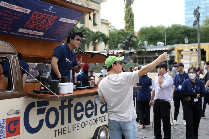 Sáng chủ nhật làm gì? Ra Bưu điện thành phố uống cà phê, nghe nhạc miễn phí thôi! - Ảnh 7.