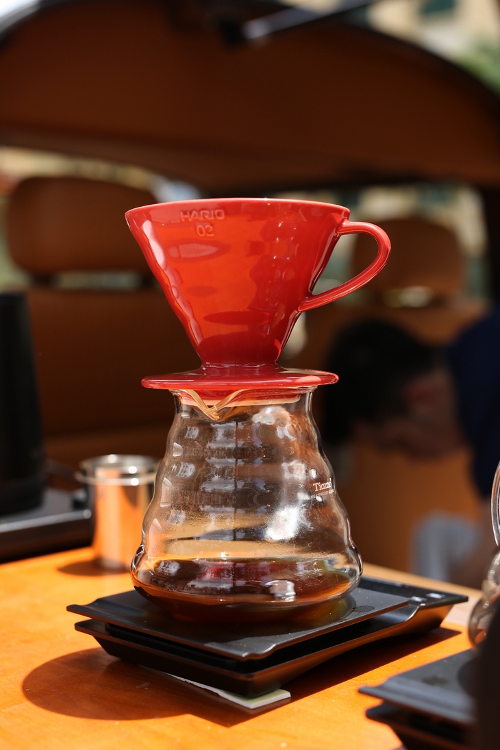 Sáng chủ nhật làm gì? Ra Bưu điện thành phố uống cà phê, nghe nhạc miễn phí thôi! - Ảnh 3.