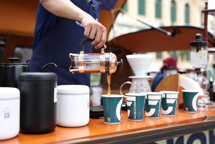 Sáng chủ nhật làm gì? Ra Bưu điện thành phố uống cà phê, nghe nhạc miễn phí thôi! - Ảnh 5.