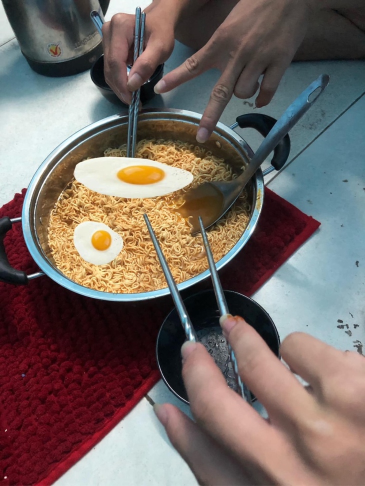 Tém tém miệng cười trước bữa ăn của hội sinh viên tương lai - Ảnh 6.