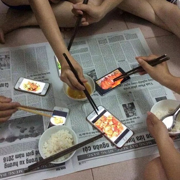 Tém tém miệng cười trước bữa ăn của hội sinh viên tương lai - Ảnh 2.