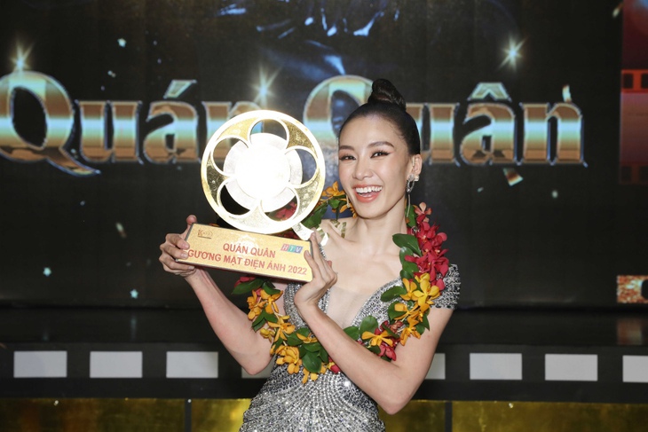 Tân quán quân Gương mặt điện ảnh Tú Tri cười toe khi vừa đăng quang đã có vai diễn liền tay - Ảnh 1.