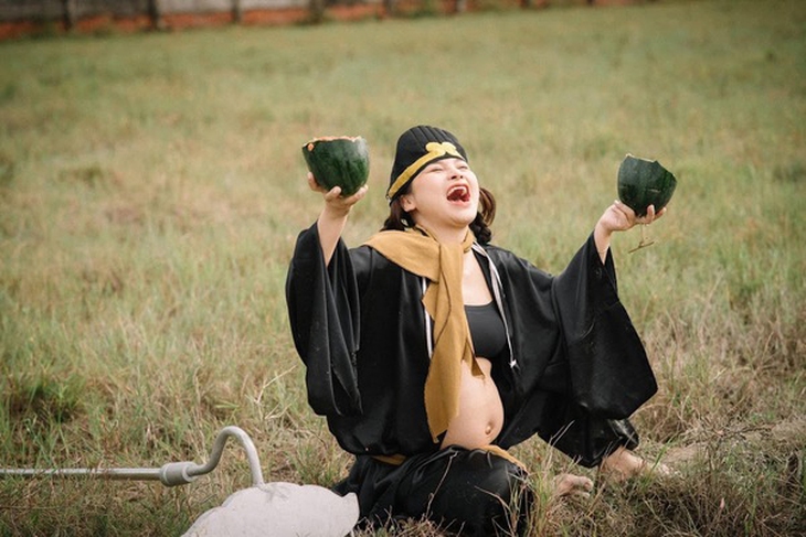 Mẹ bầu 7 tháng tung tăng vác bồ cào hóa Trư Bát Giới cực yêu - Ảnh 4.